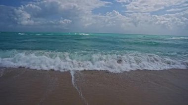 Deniz kumsalı. Manzaralı deniz sahili arkaplanı. Cennet okyanus manzarası. Köpüklü okyanus arka planı. Egzotik okyanus. Açık deniz sahili ufku. Rahatlatıcı dalgalar. Yaz arkaplanı