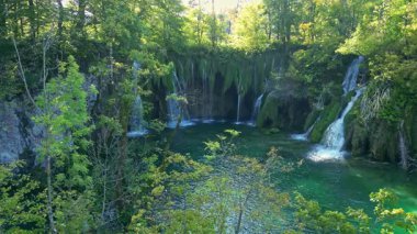 İnanılmaz şelale ve yeşillik. Şelaleli doğal cennet. Şelaleli güzellik. Şelalenin havadan görünüşü. Güzellik doğası. Göller ve Şelale. Hırvatistan 'da güzel şelale manzarası