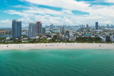 Turkuaz suları olan Miami Plajı 'nın havadan görünüşü. Miami siluetinin insansız hava aracı görüntüsü. Güney Miami Sahili 'nin en iyi manzarası. Lüks gökdelenleri ve okyanusları olan Miami şehri. Miamis 'in ünlü sahil şeridi manzarası