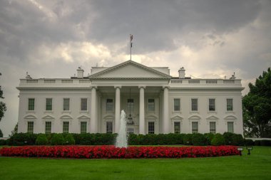 Washington 'daki Beyaz Saray. Beyaz Saray ve demokrasi. Amerikan başkanlarının evi. Beyaz Saray binası. Federal hükümet. Yeşil çimenli Beyaz Saray