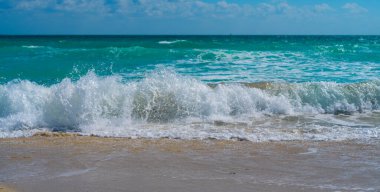 Okyanus dalgaları arka planı. Tropik okyanus dalgaları. Mavi deniz manzaralı. Köpüklü sahil şeridi. Kumsal sahili arka planı. Yaz duvar kağıdı. Turkuaz su hareketi. Deniz sahili dalgası. Mavi deniz dalgaları