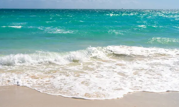 Plaj geçmişi. Mavi kumsal dalgaları. Kumsal kıyısı. Plaj okyanusu manzarası