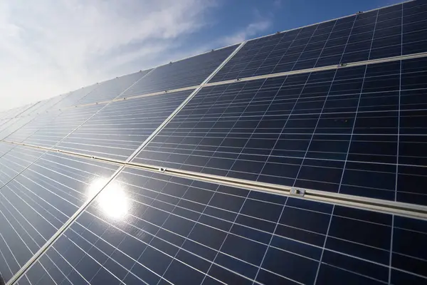 Çatılarda panel kurulumu. Yeşil yaşam için güneş çözümleri. Güneş enerjisi yenilenebilir. Güneş paneli ve güneş enerjisi. Güneş alanları temiz enerji üretir