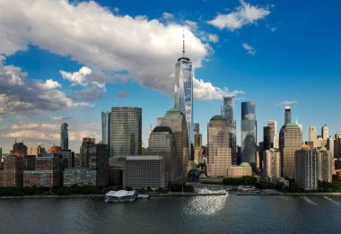 Gökdelenlerin hava manzaralı New York gökdelenleri. Manhattan ve Brooklyn gökyüzünde. Hudson Nehri 'yle New York City silueti. New York şehir merkezi. New York rıhtım silueti. New York Panoraması Tepeden