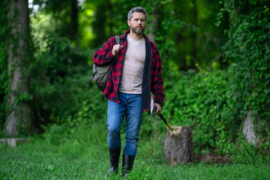 Keresteci gömlekli ve baltası ağır. Güçlü adam ormanda çalışır. Ormanda baltayla keresteci adamlar. Oduncu baltayı taşır. Ormanların yok edilmesi. Baltalı yakışıklı bir adam. Ormanda baltayla oduncu