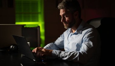 Gece geç saatlere kadar karanlık bir ofiste dizüstü bilgisayar başında çalışmaktan yorgun düşmüş bir işadamı. Sıkılmış yönetici kaygıyla boğuşuyor. Çalışmayı düşünen serbest çalışan biri. İşadamı bir başlangıç projesine odaklandı