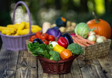 Meyve ve sebze hasat et. Sebzeler doğal olarak yetişiyor. Organik tarım. Tahta bir sepetin içinde taze meyve ve sebze hasadı. Taze mevsimlik sebzeler