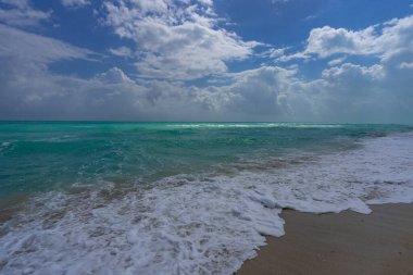 Plaj tatili. Kristal berraklığında sahil suyu. Lüks plaj tatil köyü. Güzel sahil gün batımı