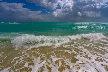 Okyanus dalgaları arka planı. Tropik okyanus dalgaları. Mavi deniz manzaralı. Köpüklü sahil şeridi. Kumsal sahili arka planı. Yaz duvar kağıdı. Turkuaz su hareketi. Deniz sahili dalgası. Mavi deniz dalgaları