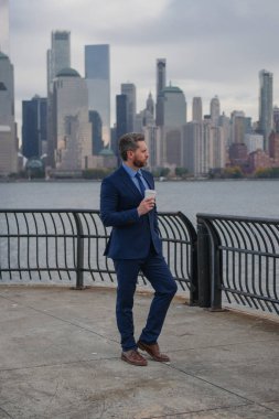 İşadamı, girişimci, yönetmen, patron, yönetici, emlakçı, sigortacı, borsacı, işveren, avukat, ofis çalışanı New York 'ta sokakta yürüyor. Olgun iş adamı.