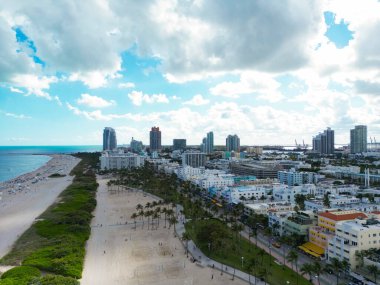 Miami Beach silueti. Miami Sahili 'nin insansız hava aracı görüntüsü. Miami sahilindeki South Pointe Park ve South Beach 'in havadan görüntüsü. Bir yaz gününde Miami gökyüzü