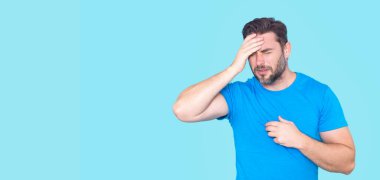 Endişeli ve endişeli bir adam. Endişeli Adam sıkıntılar, endişe, hayal kırıklığı ve duygusal stres yaşıyor. Stres hisseden endişeli bir adam. Endişeli ifade. Adam yatak sorununu çözmeyi düşünüyor.