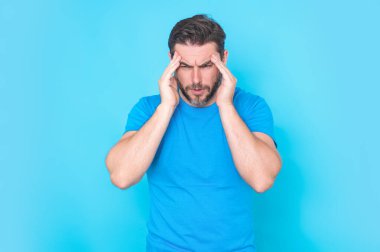 Milenyum adamı baş ağrısı çekiyor. Migren ya da baş ağrısı çeken bir adam. Yorgun adam baş ağrısından muzdarip. Korkunç bir baş ağrısı. Gömlekli genç adam kafasına dokunuyor ve gözlerini ayırmıyor.