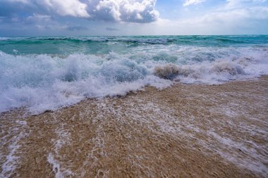 Turkuaz deniz kıyısı gölü. Güneşli sahil kıyısı. Huzurlu deniz sahili kaçışı. Dalgalı hareket. Manzaralı deniz manzarası