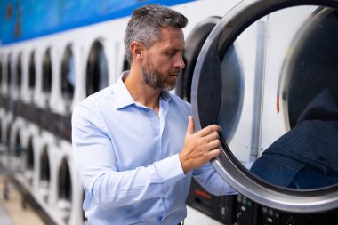 Yoğun program ve zaman yönetimi. Planlandığı gibi etkili bir planlama. Çamaşırhanede iyi organize olmuş bir adam. İş-yaşam dengesi. Meşgul bir iş adamı için çok yoğun bir program. Programım sıkışık. Yoğun ofis çalışanı