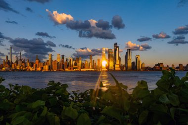 Gökdelenleri olan New York gökdelenleri. Manhattan ve Brooklyn. Hudson Nehri manzaralı New York City silueti. New York şehir merkezi. Rıhtımdan New York 'a. New York 'un simgesi