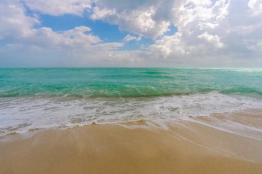 Rahatlatıcı deniz manzarası. Tatil kıyı şeridi. Lüks tatil köyü. Suyun üzerindeki ışık yansıması. Kıyı manzarası. Turkuaz göl. Altın kumlu sahil. Parlak güneş ışığı. Deniz meltemi. Tropik plaj
