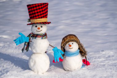 Kış arkaplanındaki komik kardan adam. Kış tatilinde kardan adam. Madalyalı kardan adam. Yeni yıl için tebrik kartı ve Noel posteri. Kar geçmişi olan aile kardan adamları. Xmas kış bayrağı