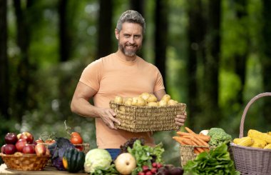 Elinde bir sepet dolusu taze patates ve havuç olan çiftçi. Organik havuç, brokoli, biber ve domates hasat eden bir işçi. Yaz hasadı sırasında taze kabak ve kavun toplayan bir adam.