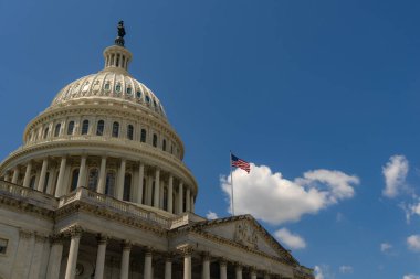 Washington DC Capitol 'de Amerikan bayrağı kapanıyor. Kongre üzerinde Amerikan bayrağı. Başkentte Amerikan bayrağıyla ünlü bir simge. ABD 'nin Amerikan Bayrak Sembolü