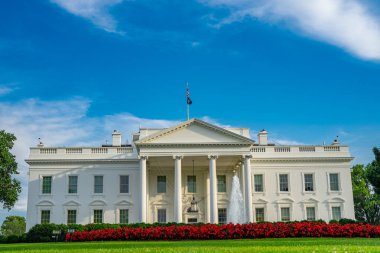 Washington 'daki Beyaz Saray. Beyaz Saray ve demokrasi. Amerikan başkanlarının evi. Beyaz Saray binası. Federal hükümet. Yeşil çimenli Beyaz Saray