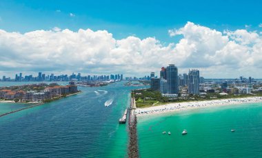 Miami Plajı. Miami Beach City tepeden. Yukarıdan Güney Sahili. Sahil şeridinin insansız hava aracı. Miami kıyılarında gökdelenler var. Miamis görünümünün havadan şehir manzarası
