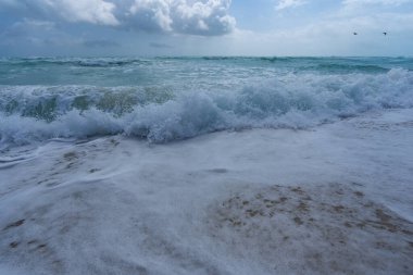 Deniz dalgaları arka planı. Yaz tatili. Okyanus suyu hareketi. Okyanus sıçrama dalgası arka planı. Derin mavi deniz plajı. Turkuaz dalga. Rüya gibi egzotik deniz plajı. Güzel deniz dalgaları