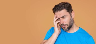 İzole edilmiş arka planda kafası karışık düşünen bir adam. İspanyol adam soru sormayı düşünüyor, düşünceli bir ifade. Düşünme konsepti. Bir şeyler düşünüyorum. Çözüm ve Sorun Düşünme