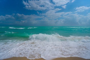 Plaj geçmişi. Mavi kumsal dalgaları. Kumsal kıyısı. Plaj okyanusu manzarası