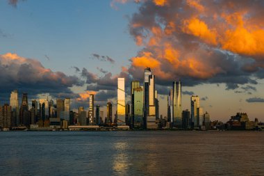 Geceleri New York 'ta. Gökdelenleri olan New York şehri. New York şehri silueti panoramik. Manhattan silueti. New York ve Hudson Nehri. New York şehir merkezi. New York gökdelenleri