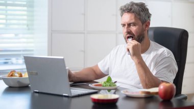 Bir işçi rahat bir ofiste laptopunu kontrol ederken bir sabah yemeği yer. Olgun bir iş adamı iş gününü planlıyor. Serbest çalışan biri kahvaltı yapar. Ev ofisinde öğle yemeği yiyen sıradan bir adam.