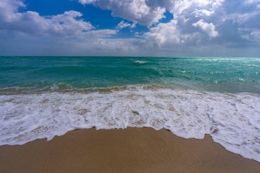 Deniz dalgaları arka planı. Yaz okyanusu hareketi. Okyanus sıçrama dalgası arka planı. Derin mavi deniz plajı. Turkuaz dalga. Rüya gibi deniz plajı. Güzel deniz dalgaları