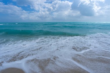 Plaj geçmişi. Mavi kumsal dalgaları. Kumsal kıyısı. Plaj okyanusu manzarası