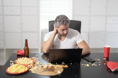 Bir adam sabahları baş ağrısından muzdarip. Yorgun çalışan sabah baş ağrısı nedeniyle başını tutuyor. Orta yaşlı iş adamı baş ağrısıyla boğuşuyor. Ofis çalışanı baş ağrısı yüzünden acı hisseder.