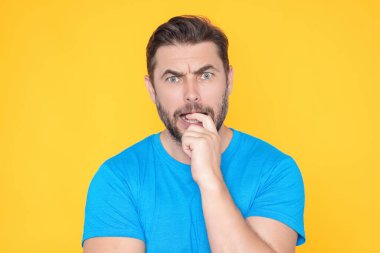 Düşünceli bir adamın seçim yapma portresi. Tecrit edilmiş stüdyo geçmişinde yakışıklı bir adam. Düşünen ve kuşkulanan bir adam. Endişeli, olgun bir adam kaşlarını çatıyor. Hayal gibi neşeli bir ifade, düşünmek.