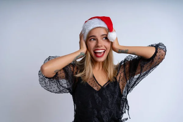 Capturada Sobre Fondo Blanco Una Joven Vestida Con Sombrero Navidad Fotos De Stock Sin Royalties Gratis