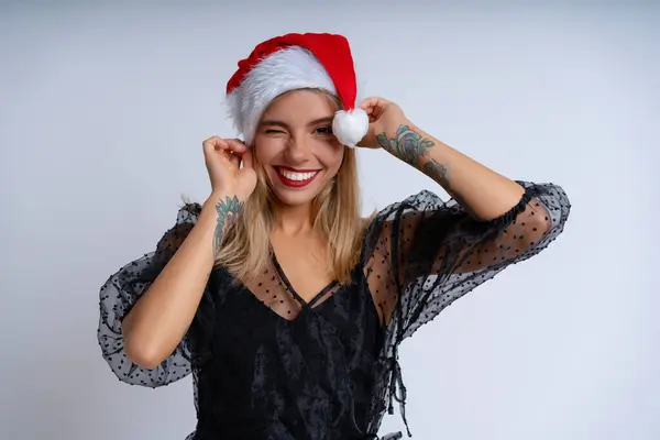 Contra Pano Fundo Branco Uma Jovem Mulher Vestindo Chapéu Natal Fotografia De Stock