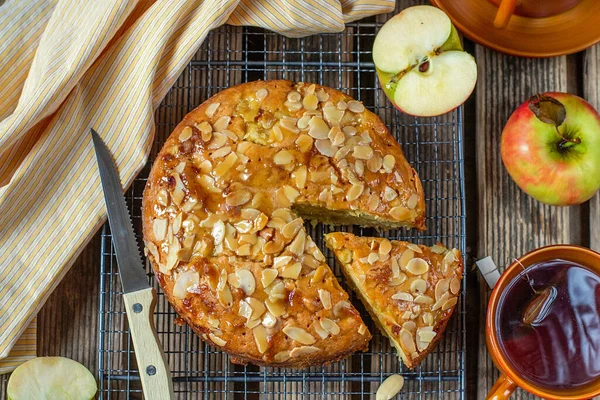 アーモンドとトフィーの甘いアップルケーキは素朴なスタイルでトッピング ロイヤリティフリーのストック画像