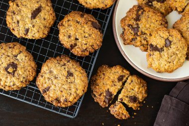 Çikolata parçalı kurabiyeler, soğutma kablosunda çikolata parçaları.