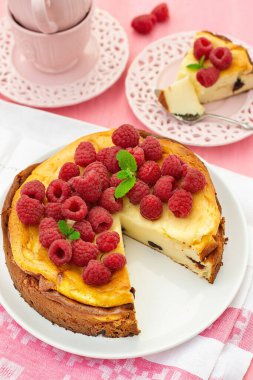 Quark ve mascarpone tatlı kabuksuz peynirli kek ahududu ile servis edilir.