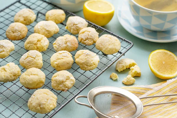 Zitronenfaltenkekse Kekse Mit Puderzucker Serviert Mit Tee — Stockfoto