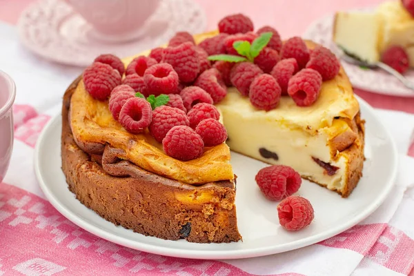 クォークとマスカルポーネの甘い地殻のないチーズケーキはラズベリーで提供されます ストックフォト