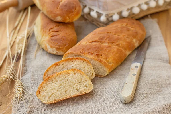 自家製の新鮮な白パンのバゲットスライスでカット ストック画像