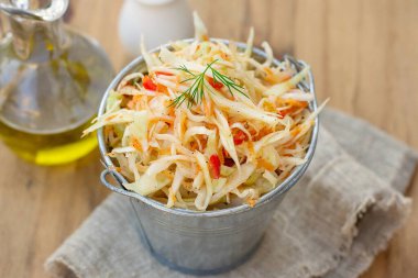 Tatlı biber ve havuçlu lahana salatası.