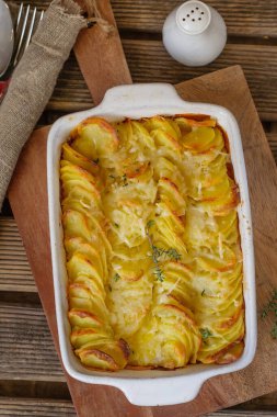 Krem ve peynirle pişirilmiş dilimlenmiş patates. Gratin Dauphinois.