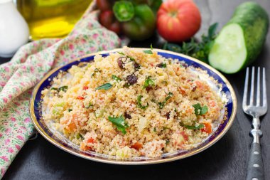 Geleneksel Akdeniz Salatası Tabbouleh Kuskus irmiği ve taze yaz sebzeleriyle