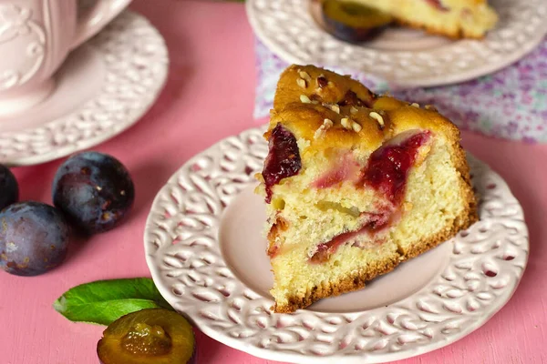 新鮮な梅とヘーゼルナッツが付いている甘い柔らかいふわふわのケーキ — ストック写真