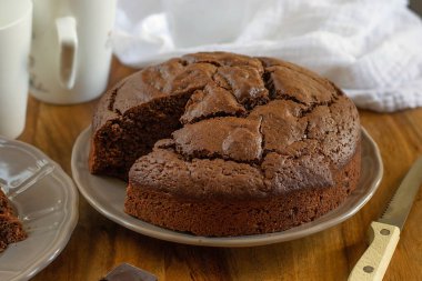 Tatlı olarak tatlı, çikolatalı mayonezli kek ve çay.