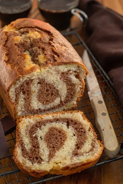 温和的巧克力和香草面包大理石蛋糕作为甜点 免版税图库图片