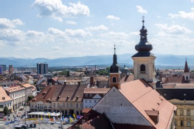 Romanya 'nın Sibiu kentindeki tarihi merkezin insansız hava aracı görüntüsü. Lutheran Katedrali, eski binalar, dar sokaklar ve büyük şehir meydanı.